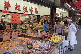 30年代温哥华唐人街：国人在异国舞龙舞狮庆祝春节，讨好彩头图片