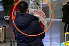 特殊时期不得不出门的父女俩，女儿的“特殊”防护装扮，令人心酸图片