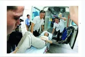 有的人表面上光鲜亮丽，背地里袜子都不洗！​图片
