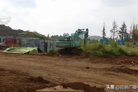 孩子该上学了 学校却还是个“小土堆”图片