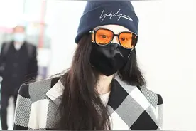 范冰冰私服终于穿对了！黑白格子大衣配复古墨镜，越简单越时髦图片