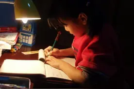 孩子聪明，就是懒？有些细节是孩子在释放无助信号，家长要早发现图片
