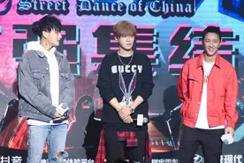 黄子韬身穿白色卫衣搭配牛仔外套，时尚感满满图片