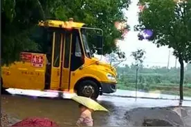 3岁妹妹冒雨接哥哥放学，妹妹的做法让网友感动：兄妹情深图片