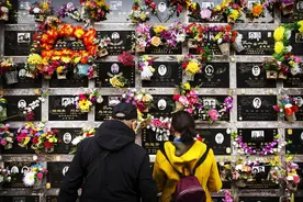 清明网络扫墓、代人扫墓成趋势，殡葬业成为万亿级生意，港股A股扎堆上市图片