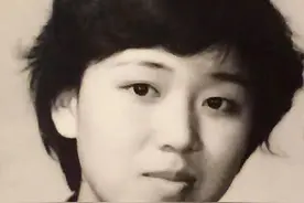 老山18岁女卫生员，第一次接尿，尴尬遮眼，伤员满脸通红图片
