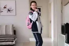 40岁宝妈因颜值高走红，身穿女儿初中校服，被人赞为“校花”图片