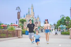 何姿秦凯一家三口游迪士尼 辣妈逆龄萌娃笑容洋溢图片