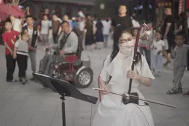 延安红街最美“二胡小姐姐”人气爆棚，要火的节奏？图片