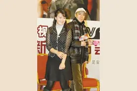 “李云龙”携妻子亮相，妻子穿波点衬衫好迷人，差13岁的爱情神话图片