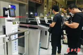 别了，纸质车票，武昌站售票员给自己买了一张留纪念图片