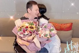 米雪66岁生日，老戏骨穿T恤扎马尾逆生长，男友人贴脸送玫瑰祝福图片