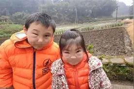 “熊孩子”兄妹，捅马蜂窝被蛰成“猪头”，亲妈却笑出声：没忍住图片