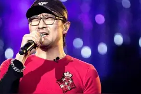 汪峰为什么总戴着黑帽子？张韶涵送礼物，暴露了他的小秘密图片