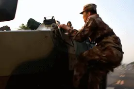 动图来袭| 你考驾照用啥车？兵哥哥用装甲车图片