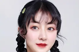 今年流行少女双马尾辫，时髦又显嫩！图片