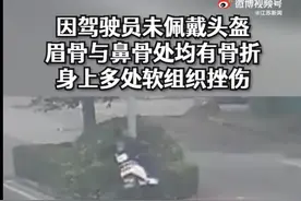 切勿模仿！男子边骑车边看手机撞上电线杆图片