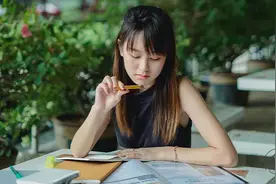 高考结束，陪考妈妈的话惹哭网友：父母子女，就是渐行渐远地离别图片