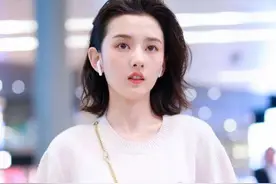直接穿条黑丝就来走机场，宋祖儿的时尚。网友：不尴尬吗？图片