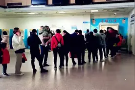 孩子高烧排队10小时，宝妈崩溃大闹医院，网友：看儿科最心酸图片