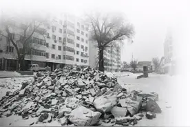 开国大典前后，北平群众清扫60多万吨垃圾，相当于搬走八座"景山"图片