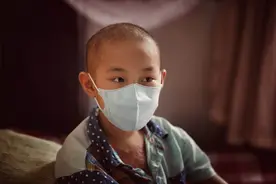 媒体曝光童装因致癌物超标，会导致孩子患白血病，很多父母还在买图片