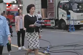 42岁刘涛职业装优雅干练，片场忙背台词，为角色手拍到青筋外露图片