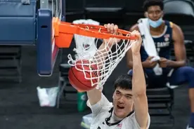 曝CBA球队曾试图归化2米23小巨人 华裔中锋落选赛将PK周琦图片