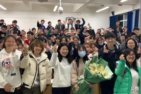 泪目！得知辅导员带病工作，百名学生送老师惊喜（视频）图片