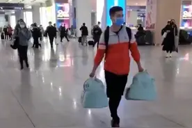 价值千金！北京一男子车站拎双胞胎提篮成全场焦点，路人争相拍照图片
