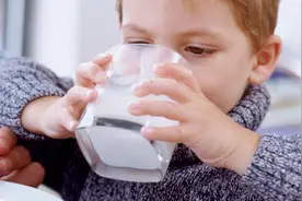 孩子睡前可以常吃这些食物，不仅睡得安稳，还利于身高、大脑发育图片