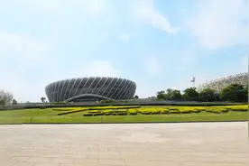 游武汉城区最大体育场区：高速旁修专用入口，建筑雄伟成观光佳地图片