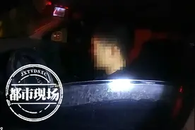想跑、撒谎、塞钱！遇交警查车，这个驾驶员慌了图片