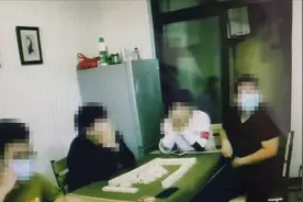 小伙深夜打麻将扰民，邻居劝说还被凶，邻居找来他们后小伙的态度立马变了图片