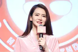 戚薇身穿粉色睡裙出席活动，大胆又时尚图片