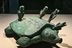 河南老汉钓鱼竟钓出“乌龟”，背上插着4支箭，专家：钓到了18亿图片