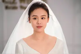 马思纯再次与男友约会，摸脸搂肩显亲密，男方却在户外主动抱美女图片