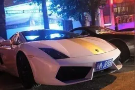 酒吧门口豪车无数，交警一来全露馅：20万一辆，专骗小姑娘图片