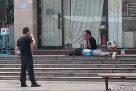 深圳龙华一男子持剪刀伤人后自残，警方：因感情纠纷，被刺女子是前妻，已抢救无效死亡图片