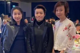 郭晶晶与张怡宁合影，身材发福有小肚子，两位阔太生活都很简朴图片
