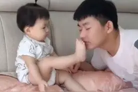 女儿抬脚给爸爸闻，宝爸立刻假装晕倒，之后宝宝的动作让网友笑喷图片