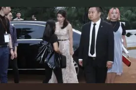 郭晶晶出行保镖贴身护驾，专人伺候场面大，网友：她配的上这待遇图片