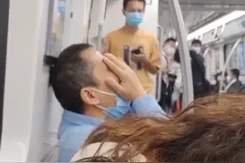 心酸！广东一男子地铁上得知母亲出事，掩面痛哭，乘客递纸安慰图片