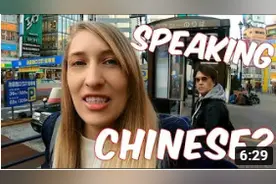 美国女孩在日本说中文，看看周围人的反应。某管30万热度图片