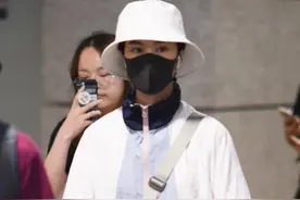 郁可唯渔夫帽+口罩全副武装，一身运动装显清爽，小腿纤细图片
