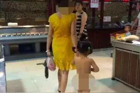 妈妈不给孩子穿衣服就逛超市，路人说：这是对他们的不尊重图片