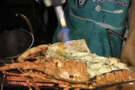 泰国小贩烹饪巨型锦绣龙虾，抹芝士用喷枪烤熟做烧烤！视频封面
