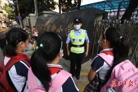 “这是我们的分内工作”，参加护学的民警没时间送自己的孩子图片