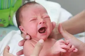 为什么有的宝宝出生头发浓密，有的稀疏？原因有2点，家长别疏忽图片