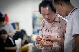 一枚徽章现匠心“光荣在党50年”纪念章这位温商制造图片